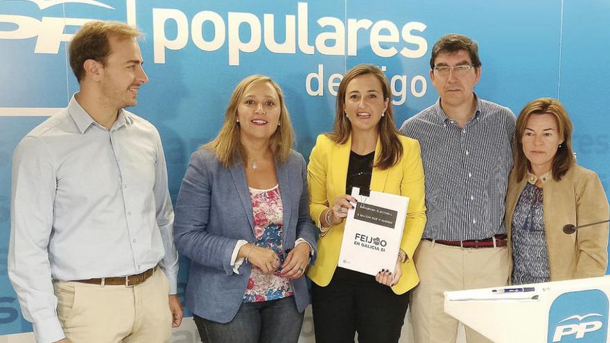 La portavoz municipal del PP, Elena Muñoz, con los candidatos Javier Dorado, Teresa Egerique, Ignacio López-Chaves y Marián García.