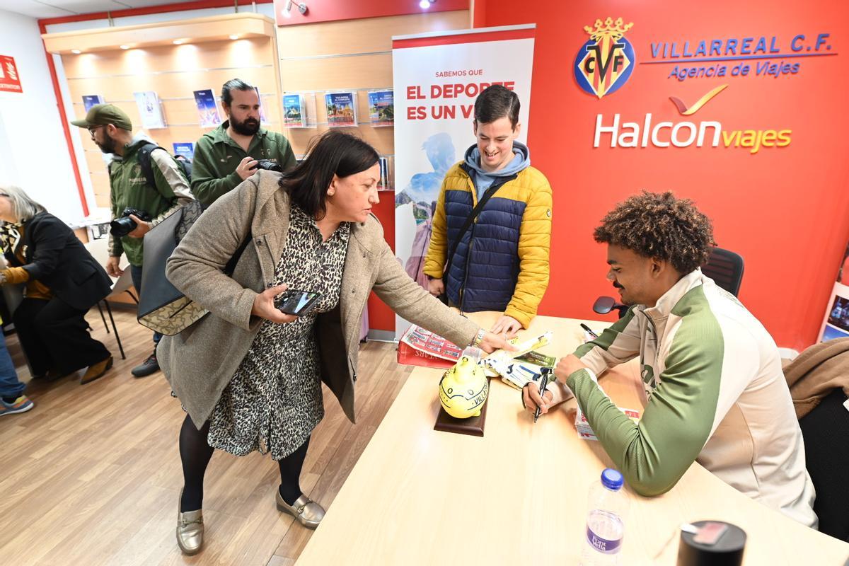 Galería | Baño de masas de Nicolas Pepe y Renato Veiga en Vila-real