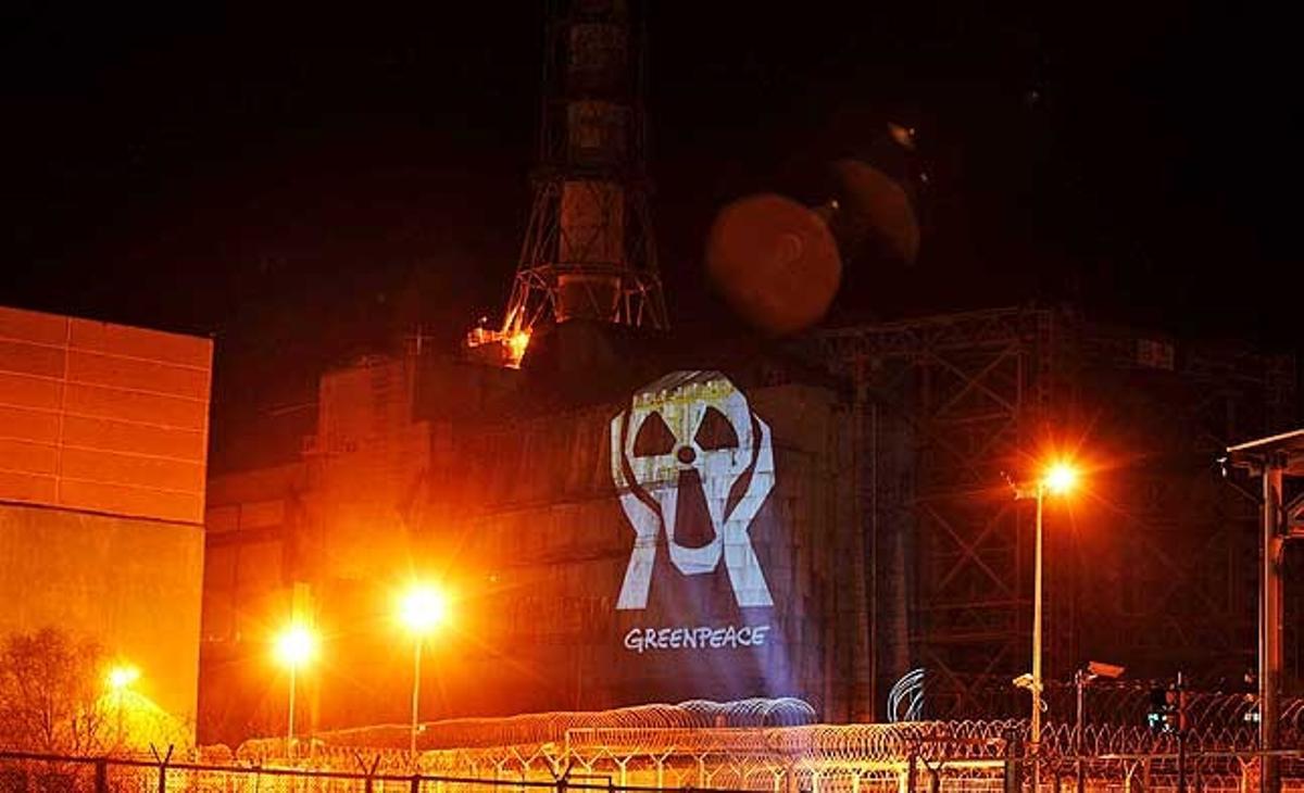 Foto facilitada per l’organització ecologista Greenpeace, que mostra una projecció sobre el sarcòfag que assegura el reactor número quatre de la planta nuclear que va esclatar fa 25 anys, a Txernóbil (Ucraïna).
