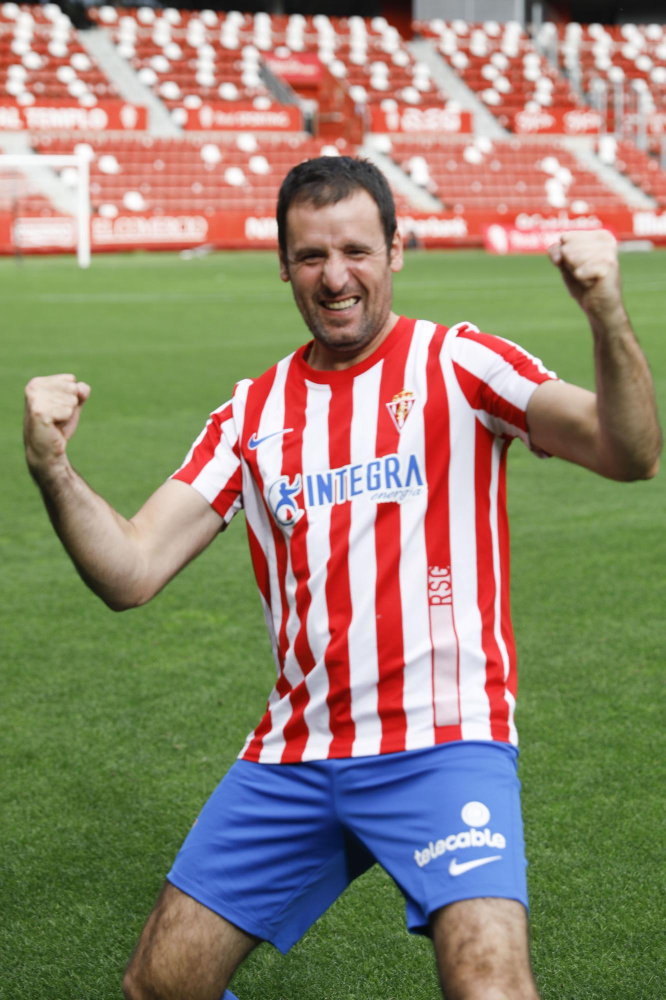 Los aficionados del Oviedo y del Sporting se visten de jugadores para el derbi