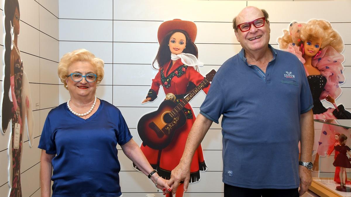 Mercè Llobet i Joan Tomàs a l’exposició 'Glamurosa Barbie'.