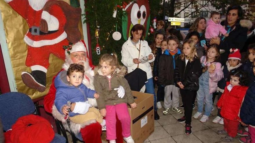 Niños de Cambre decoran el árbol de Navidad