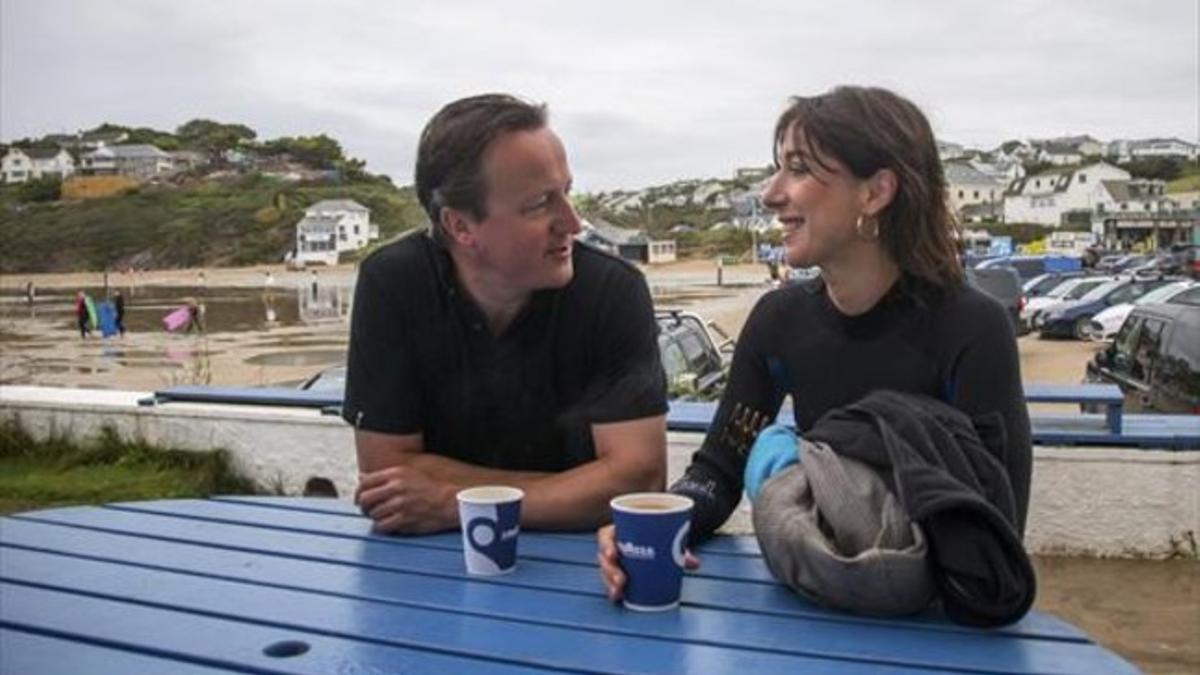 Cameron y su mujer, en una terraza de Polzeath, en Cornualles.