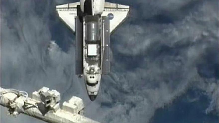 Imagen del Discovery durante su acoplamiento a la Estación Espacial Internacional