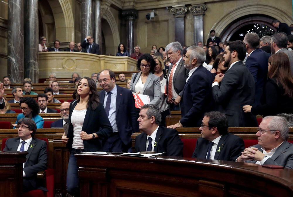 Los diputados del PSC, con Iceta a la cabeza, abandonan el Pleno. EFE-REUTERS