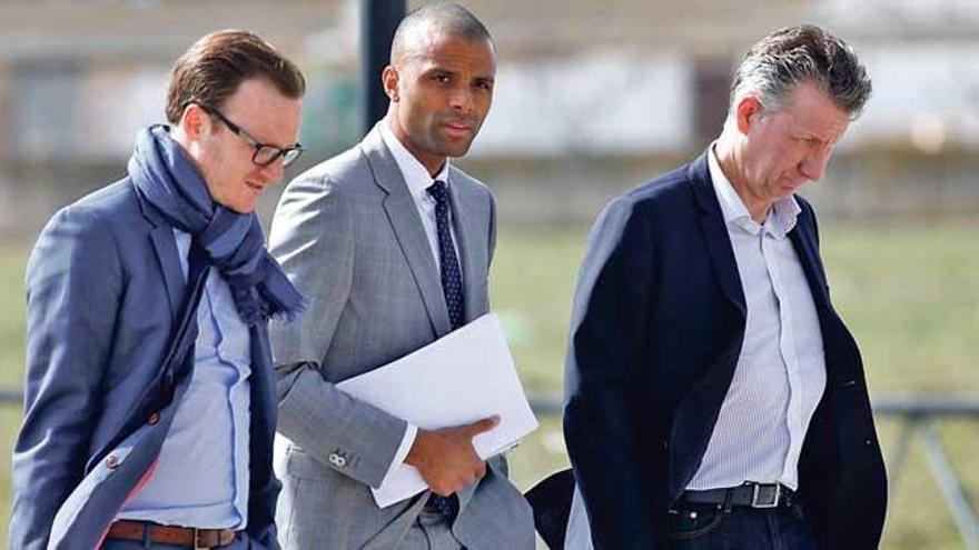 Maheta Molango, junto a dos amigos personales, ayer tras presenciar el entrenamiento en Son Bibiloni.