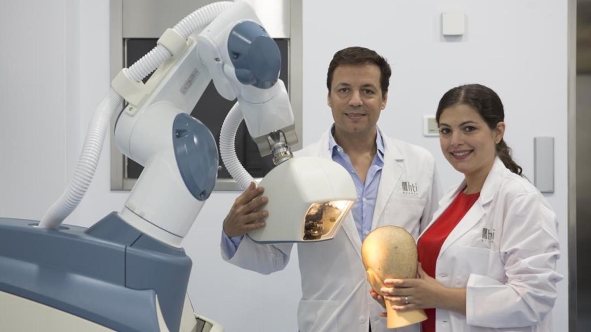El Dr. Artur Díaz Carandell, de HTI Clinic, junto al primer robot que implanta cabello en Catalunya.