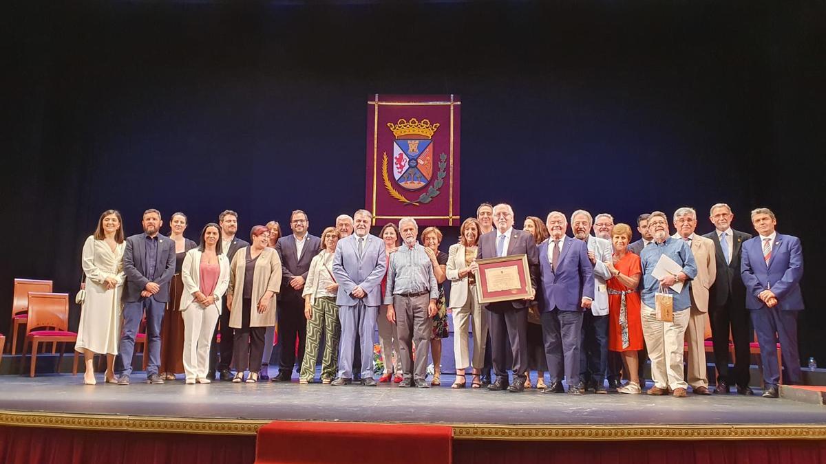 La &quot;foto de familia&quot; con Prieto de Paula mostrando su título de Hijo Adoptivo de Villena.