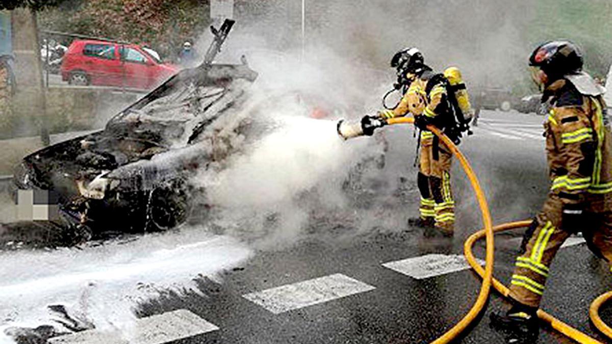 Imagen de archivo de bomberos actuando en el incendio de un vehículo.