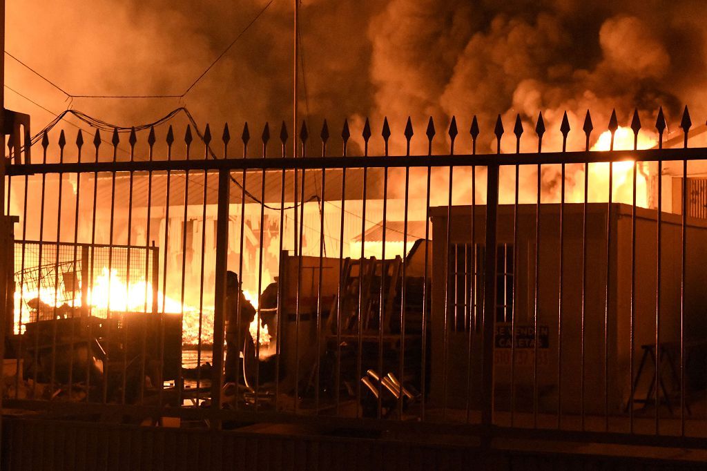 Estas son las imágenes que el aparatoso incendio de Puente Tocinos ha dejado este sábado