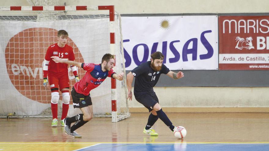 El jugador del Ourense Igor busca el balón que tiene Manuel García. // Iñaki Osorio