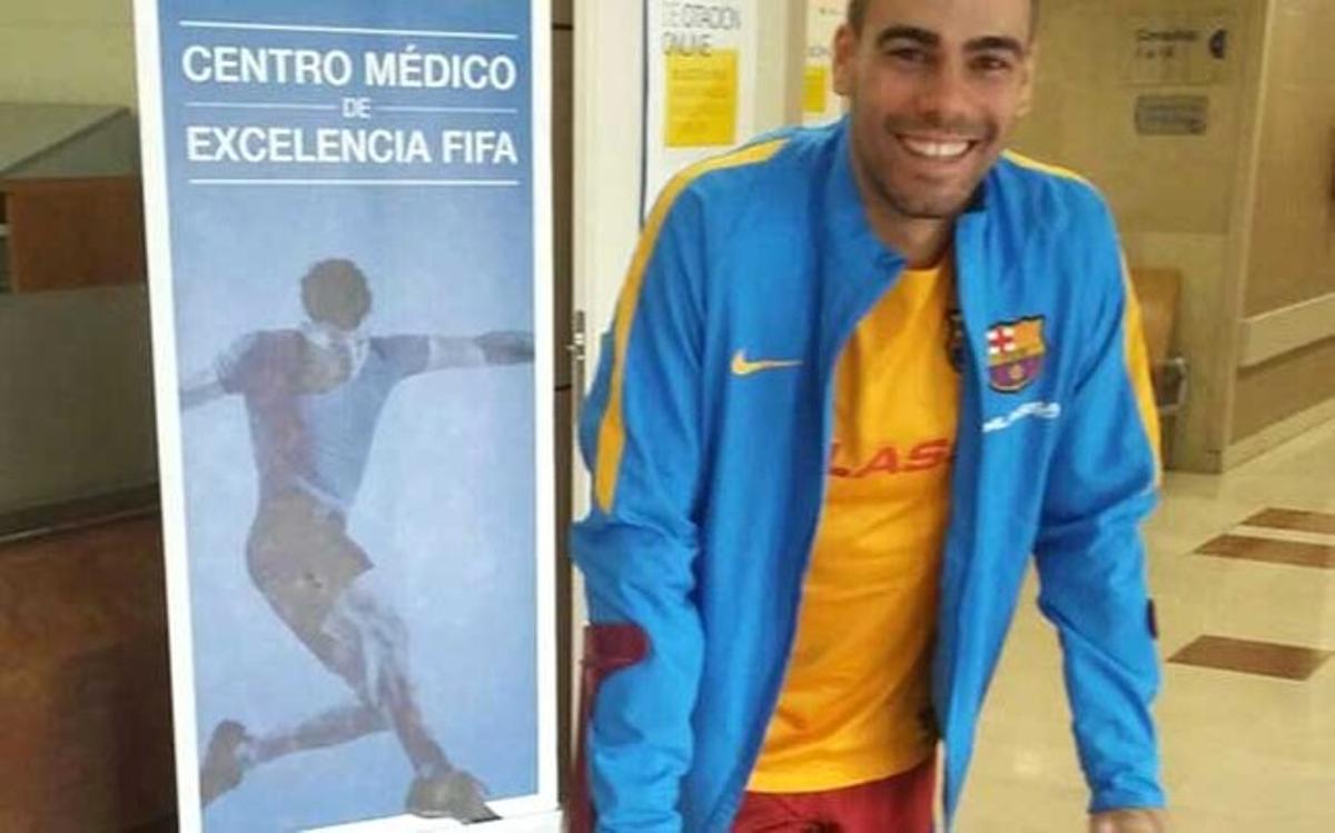 Sergio Lozano, caminando con muletas