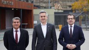 EPP 57089007 GRAFCAT8976 BARCELONA 02 03 2021 - Los candidatos a la presidencia del FC Barcelona Joan Laporta Victor Font (c) y Toni Freixa (d) posan para la prensa grafica tras el debate que han protagonizado este martes en el programa El Mon de RAC1 cuando faltan cinco dias para las elecciones a la presidencia del club azulgrana EFE Alejandro Garcia