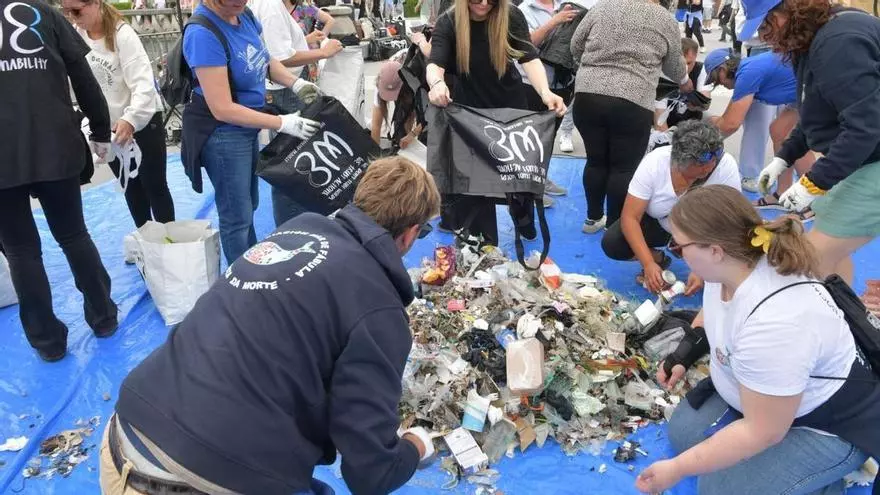 Recogida de residuos en las playas de A Coruña con motivo del Día Mundial de los Océanos