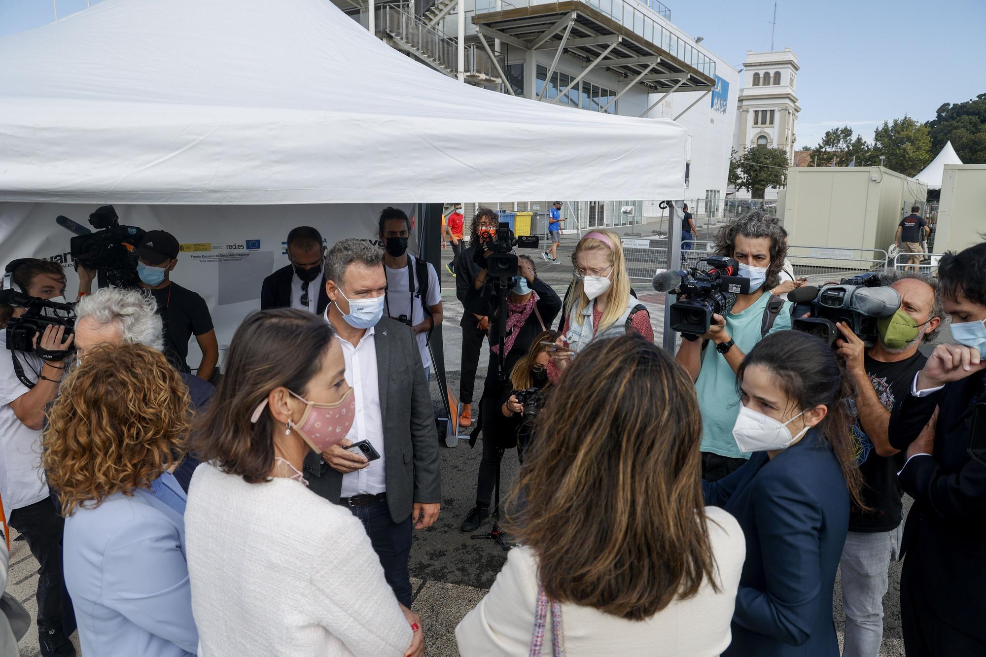 La ministra Reyes Maroto, visita la carpa de Orange y Levante-EMV, para experimentar el proyecto 5G y Turismo