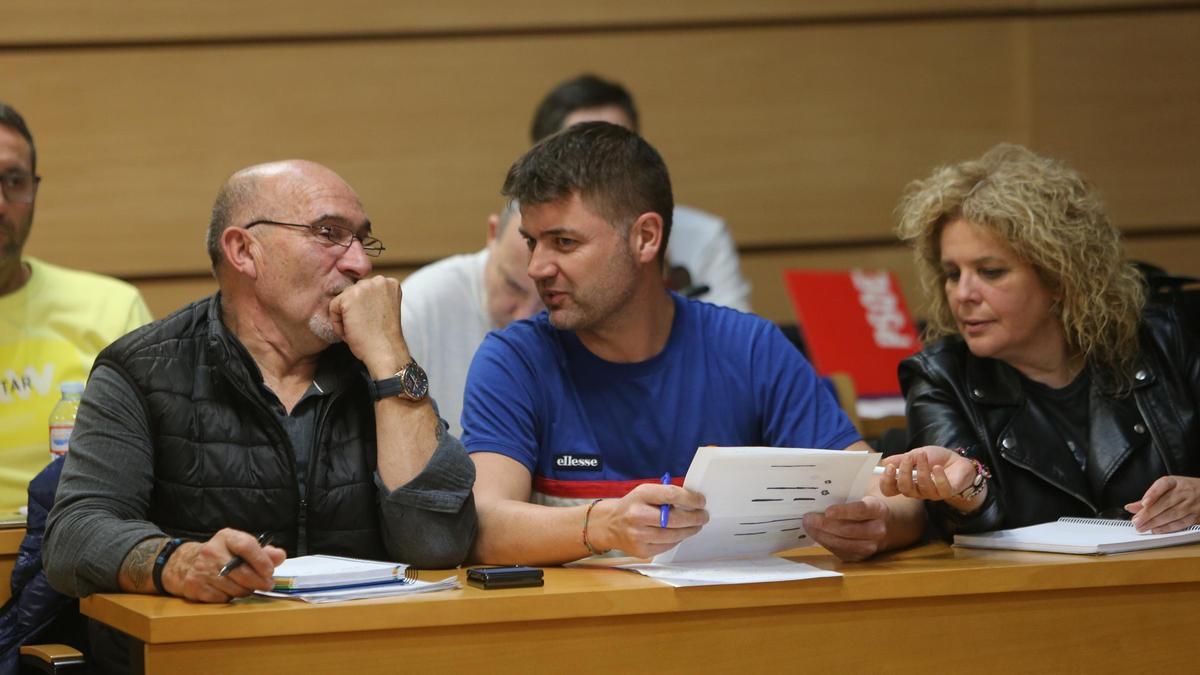 Javier Carro (izd.), hablando en un pleno, con el edil Ezequiel Fernández y acompañado de otros concejales.