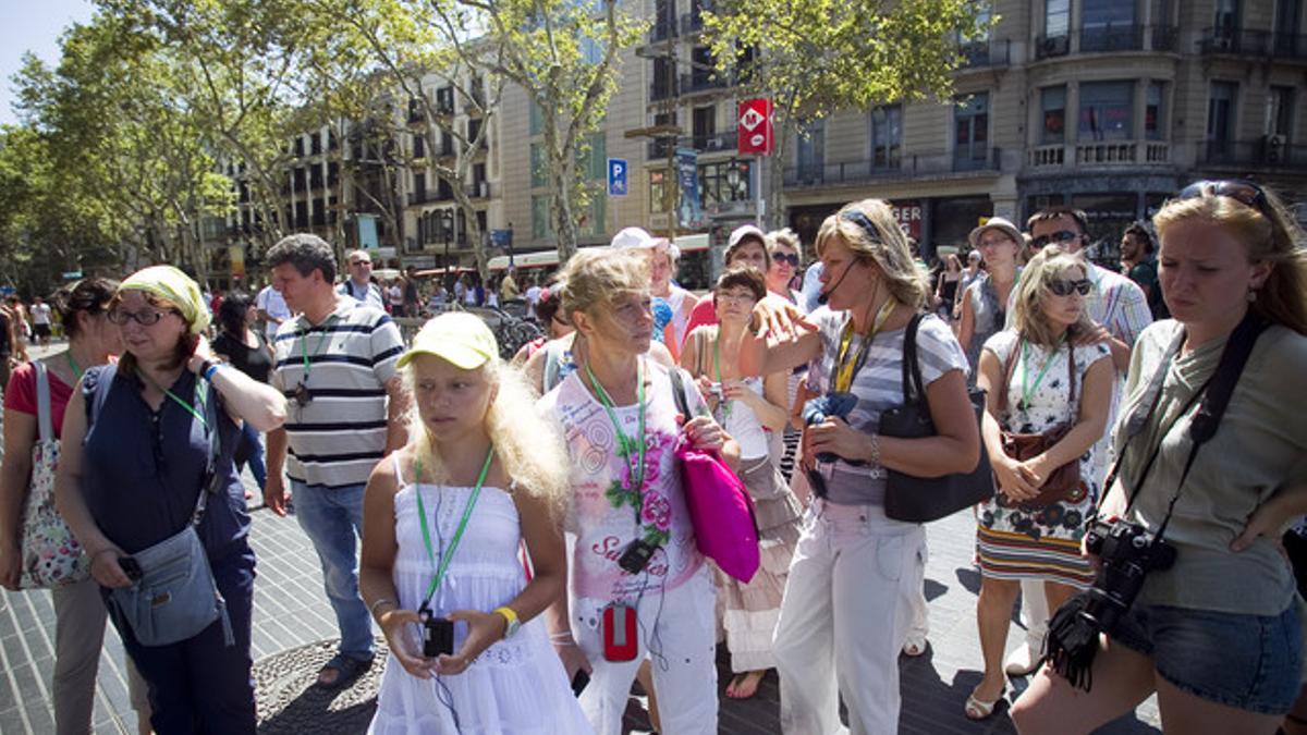 Un grupo de rusos pasea por las calles de Barcelona