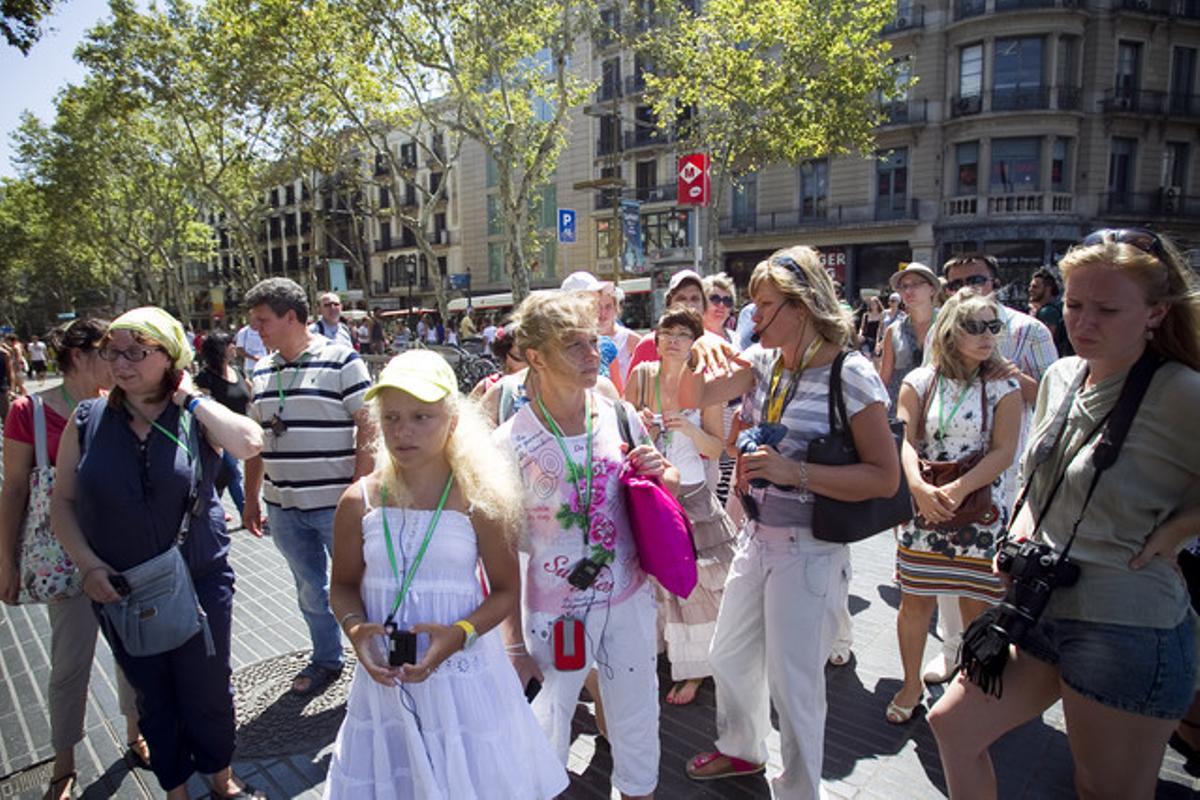 Un grupo de rusos pasea por las calles de Barcelona