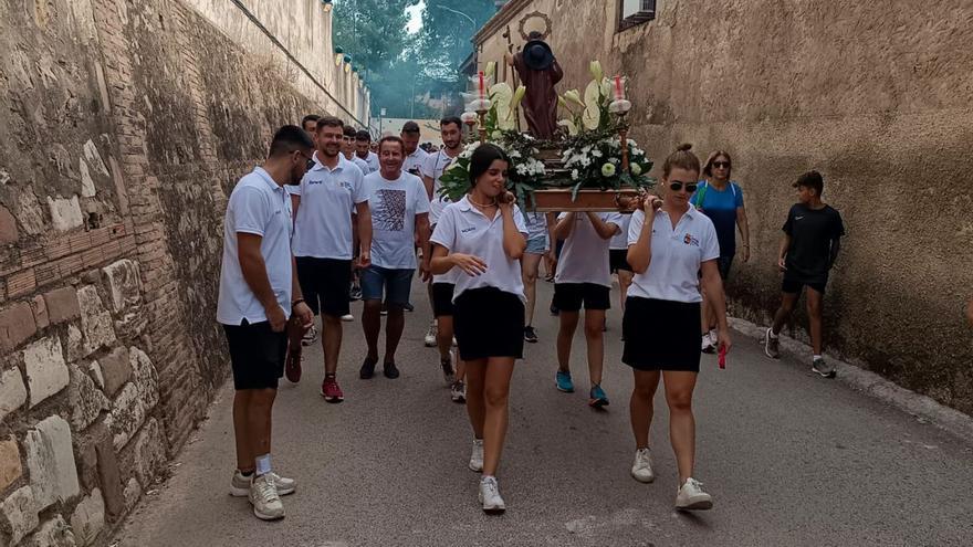 Los festeros, en un momento de la ‘Pujà de Sant Roc a Beselga’. be | L.M.