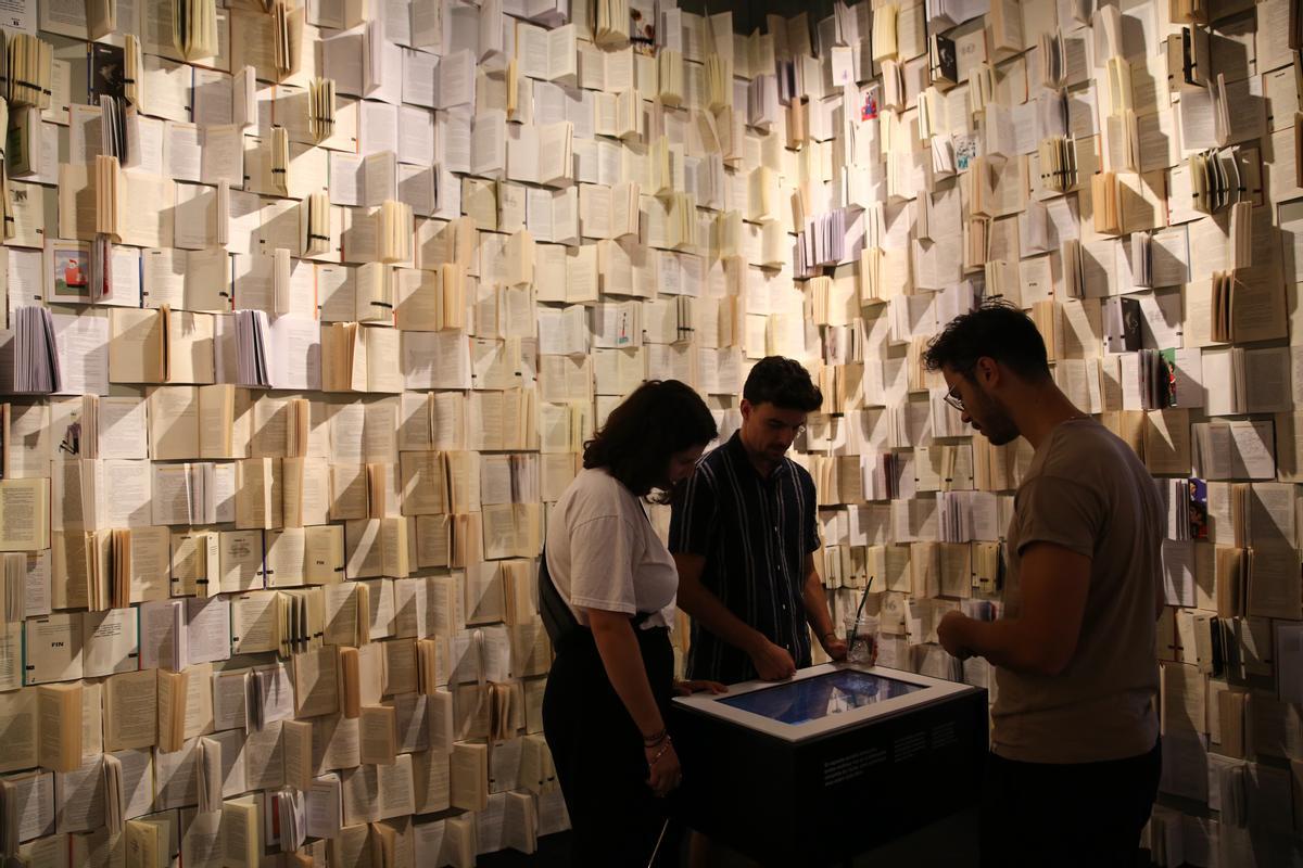 Una de las salas de la exposición sobre Jordi Sierra i Fabra, en el Palau Robert.