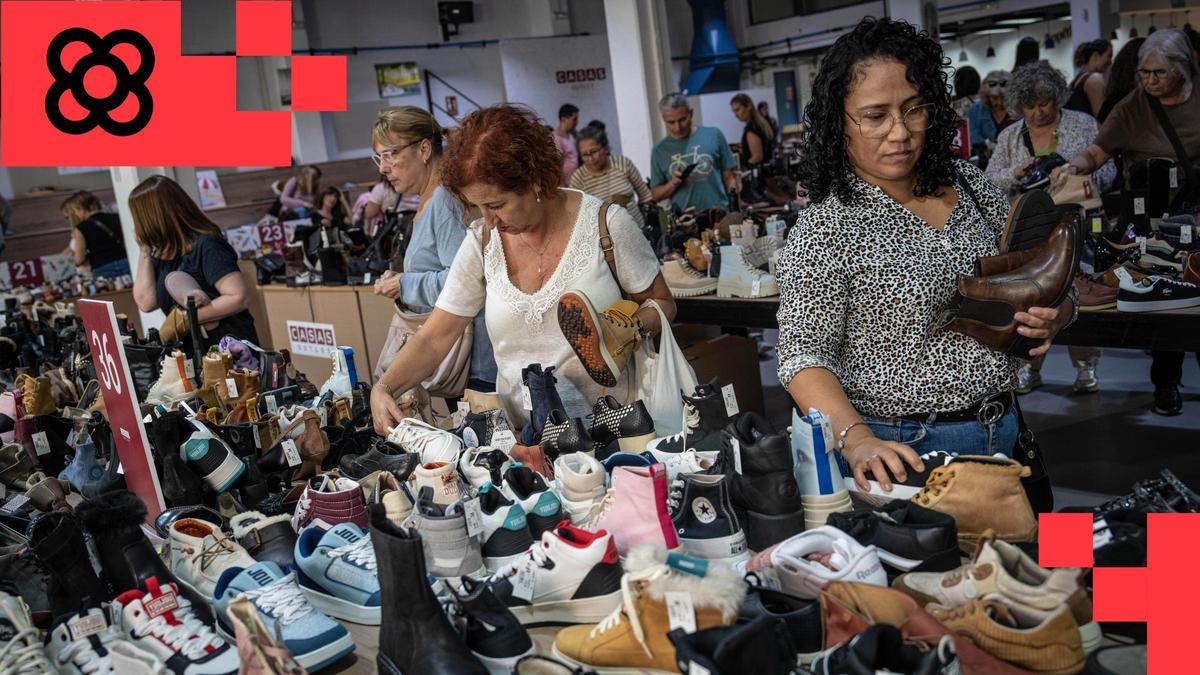 Furor y colas en el outlet efímero de zapaterías Casas en el Poblenou de Barcelona