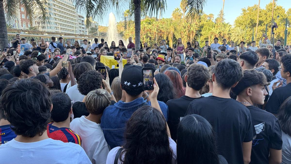 Batalla de 'farmear aura' en la Plaza de la Marina