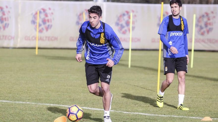 Carlitos de Pena entra en la convocatoria del Oviedo para el partido ante el Cádiz