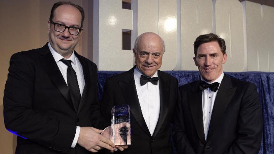 De izda. a dcha., Clive Horwood, Francisco González y Rob Brydon.