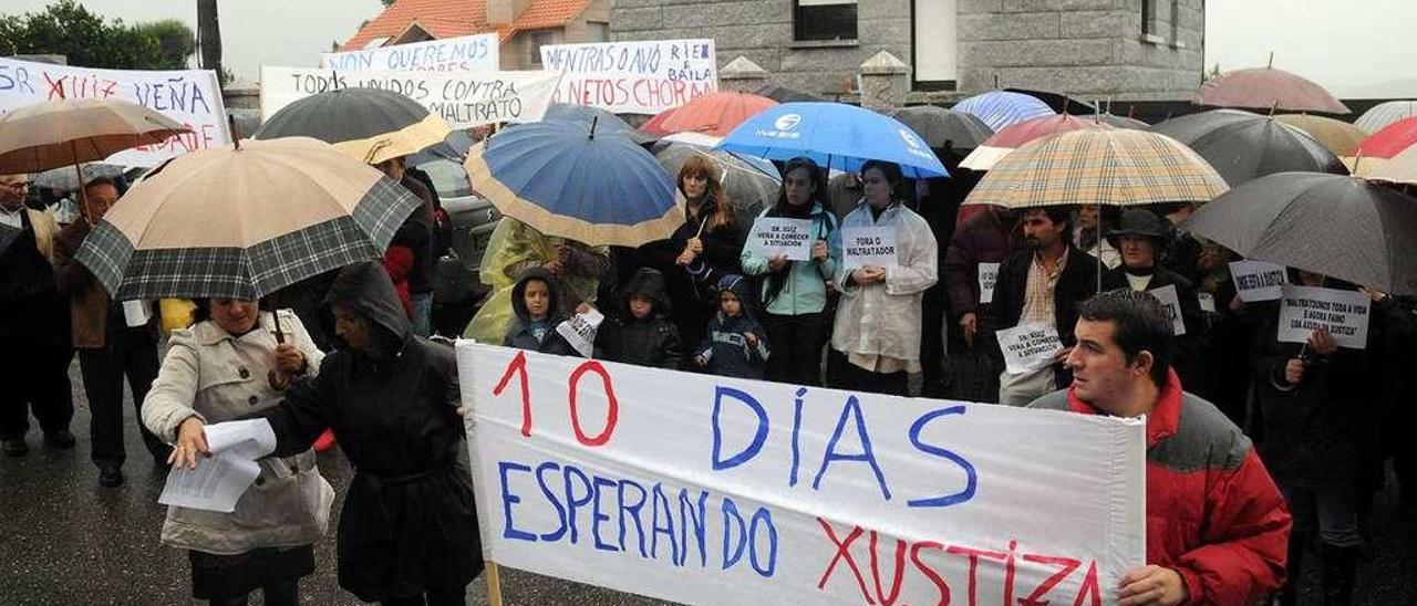 Imagen de archivo de una concentración vecinal para frenar un desahucio en Lérez . // Rafa Vázquez