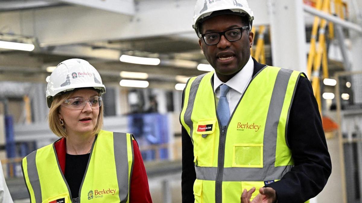 La primera ministra británica, Liz Truss, y el hasta hoy titular de Economía, Kwasi Kwarteng, durante una visita a una fábrica el pasado 23 de septiembre.
