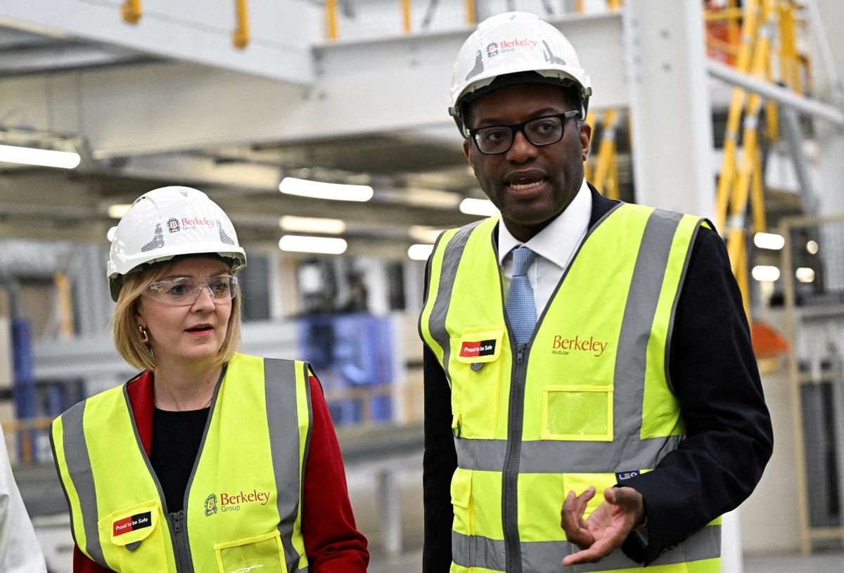 La primera ministra británica, Liz Truss, y el hasta hoy titular de Economía, Kwasi Kwarteng, durante una visita a una fábrica el pasado 23 de septiembre.