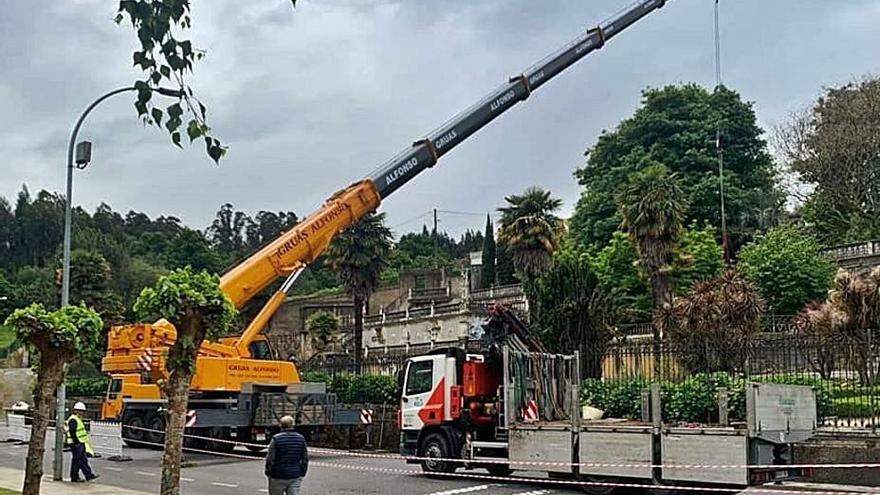 Operarios manejan una grúa desde el exterior del parque para las obras de apuntalamiento.