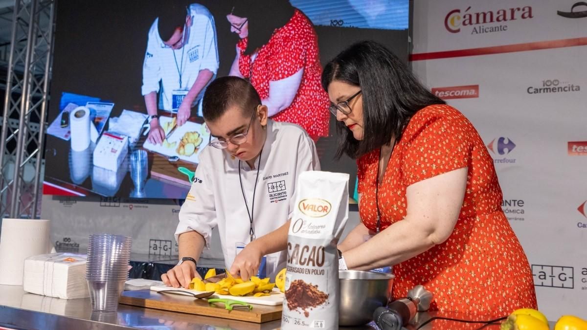 El adolescente autista que cuelga cientos de recetas y pictogramas para personas con problemas para alimentarse