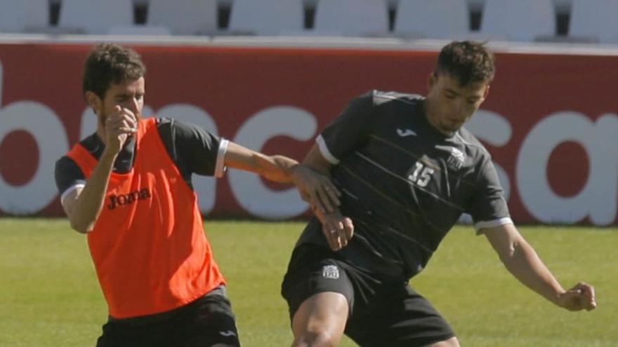 El goleador asturiano Chus Hevia controla el balón con la oposición de su compañero Germán en un entrenamiento en el Cartagonova.