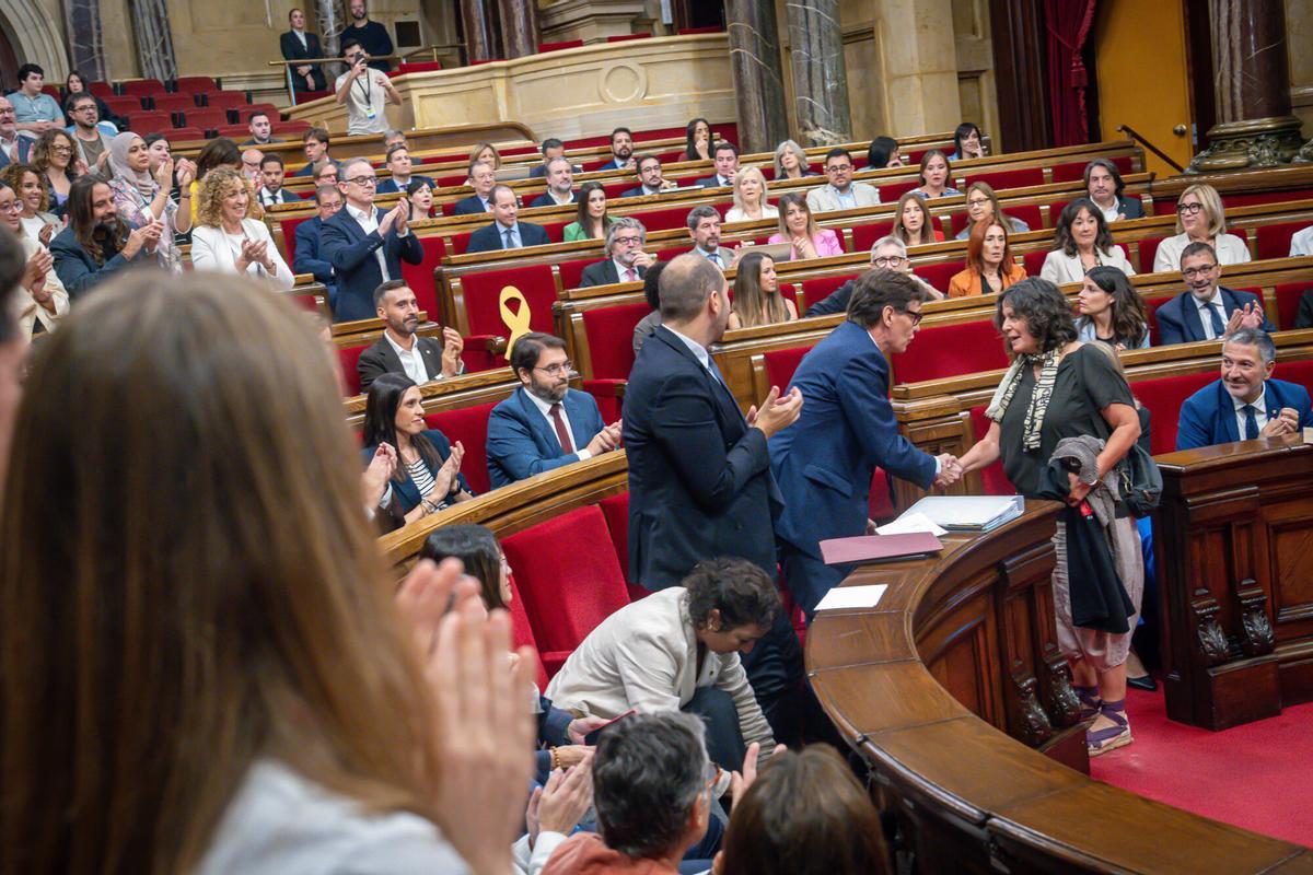 Barcelona, 01/10/2025 Política. Debate de política general en el Parlament. Intervenció dels grups parlamentaris i debat amb el presiden. FOTOS: La diputada de la CUP Pilar Castillejo, a su llegada al parlament, es saludada por Salvador Illa en el inicio del plenario. AUTOR: MANU MITRU