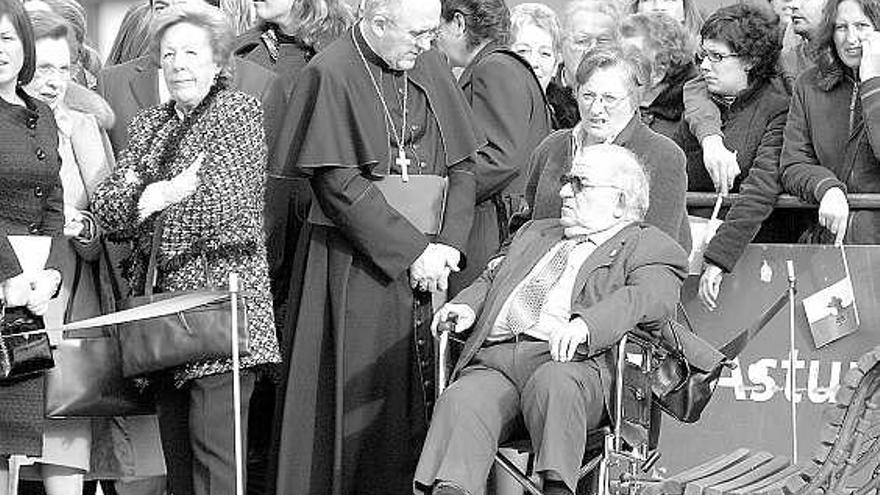 Eugenio Campandegui, en silla de ruedas, junto al obispo Carlos Osoro y Menchu Álvarez del Valle.