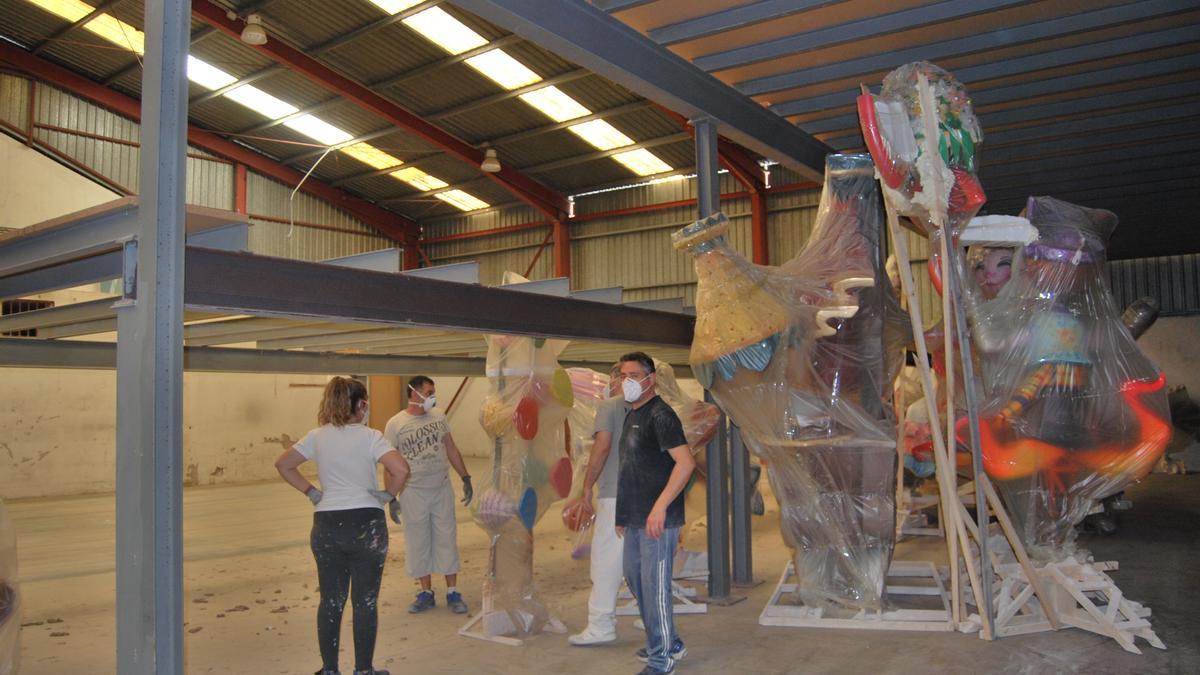 Los artistas falleros podrán desempolvar los monumentos en octubre.