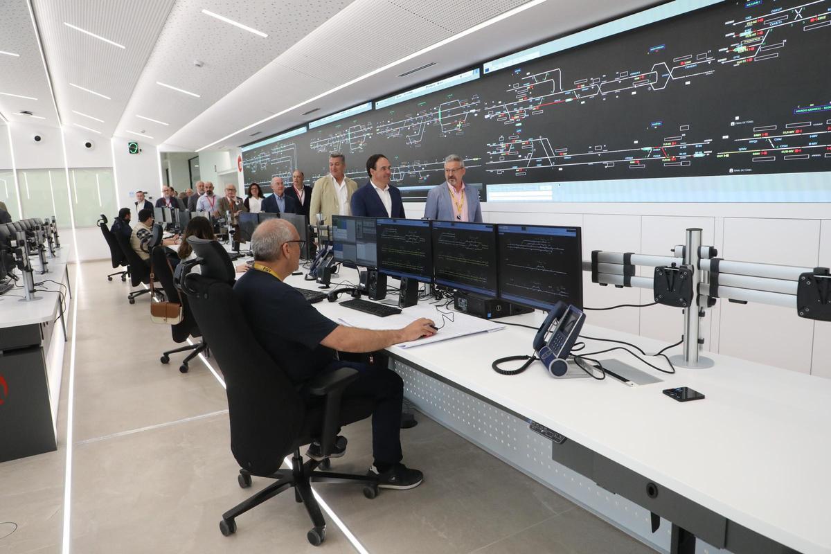 El jefe del Consell recorre las instalaciones de València Sud, corazón operativo de Metrovalencia.