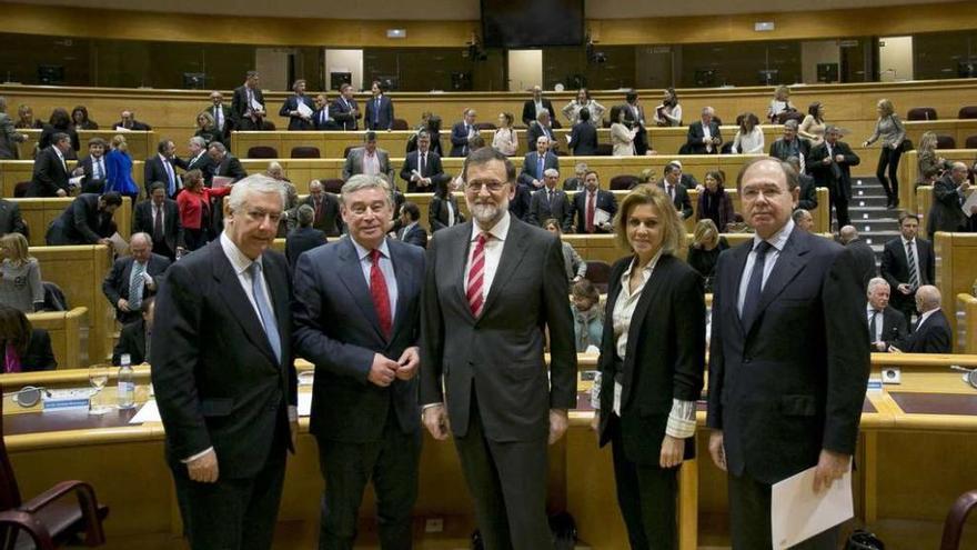Javier Arenas, José Manuel Barreiro, Mariano Rajoy, Dolores de Cospedal y Pío García-Escudero, ayer, con el grupo del PP en el Senado. // Efe