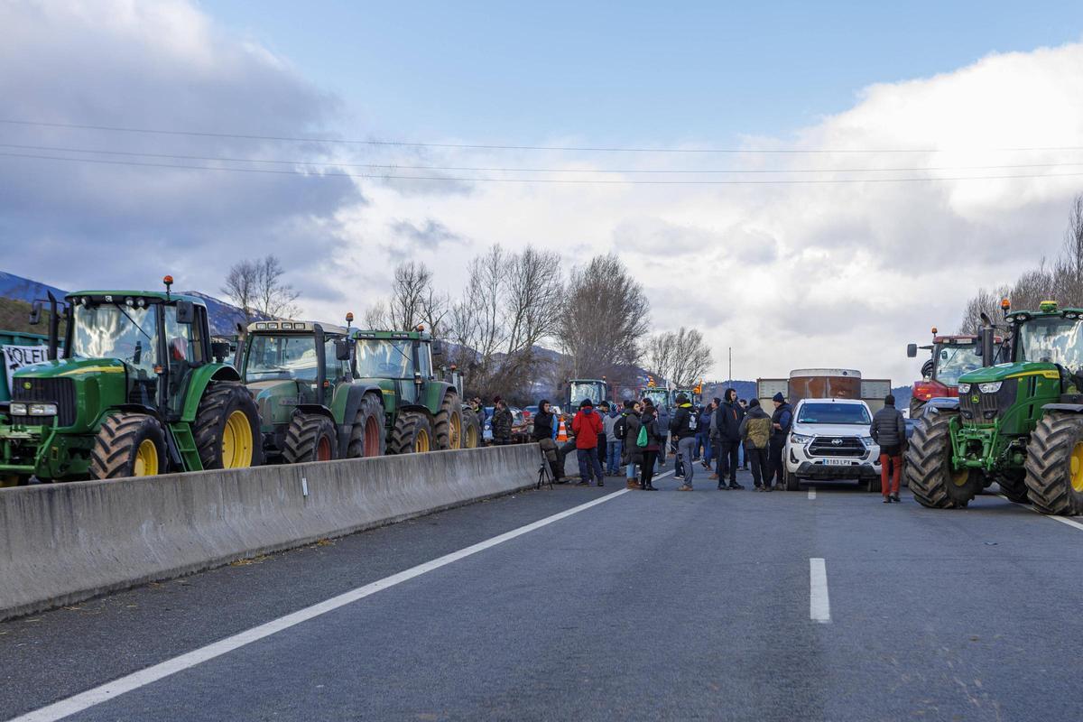 Protesta pagesa a la C-16, a Olvan