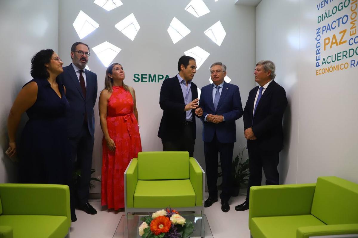 Las autoridades, durante la visita al Servicio de Mediación Penal.