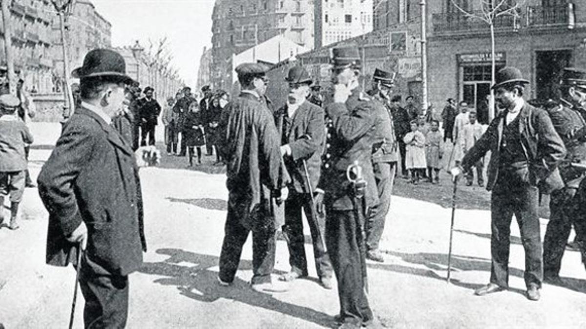 Ambiente callejero en la Barcelona de 1914. Calle Muntaner esquina Aragón.