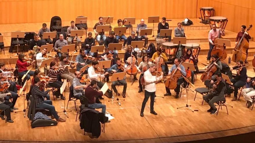 La Sinfónica durante un ensayo con David Grimal.