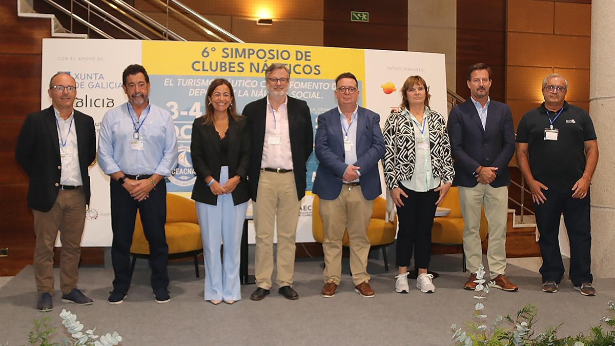 La conselleira do Mar y la junta directiva de CEACNA durante el sexto Simposio de Clubes Náuticos