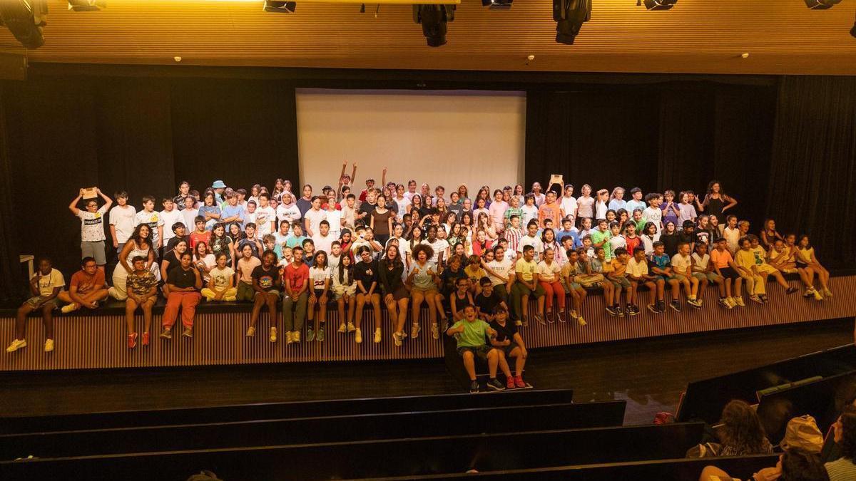 Todos los alumnos en el acto de cierre del proyecto 'El Agua en la Escuela'.