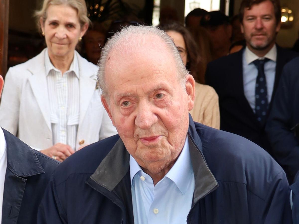 06/04/2026 La Infanta Elena y el Rey Juan Carlos a la salida del hotel en el que se ha alojado durante su visita relámpago a Sevilla. MADRID, 6 (CHANCE) Apenas 24 horas después de aterrizar en Sevilla en la que ha sido su primera visita a España en 2026 para asistir a la reaparición de Morante de la Puebla en la tradicional corrida del Domingo de Resurrección en La Maestranza, acompañado por la infanta Elena, Froilán, Victoria Federica y el novio de la influencer, Jorge Navalpotro, el Rey Juan Carlos ha abandonado nuestro país. POLITICA EUROPA ESPAÑA SOCIEDAD