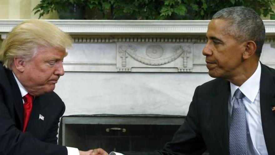 Trump i Obama se saluden davant els mitjans després de la seva reunió a la Casa Blanca