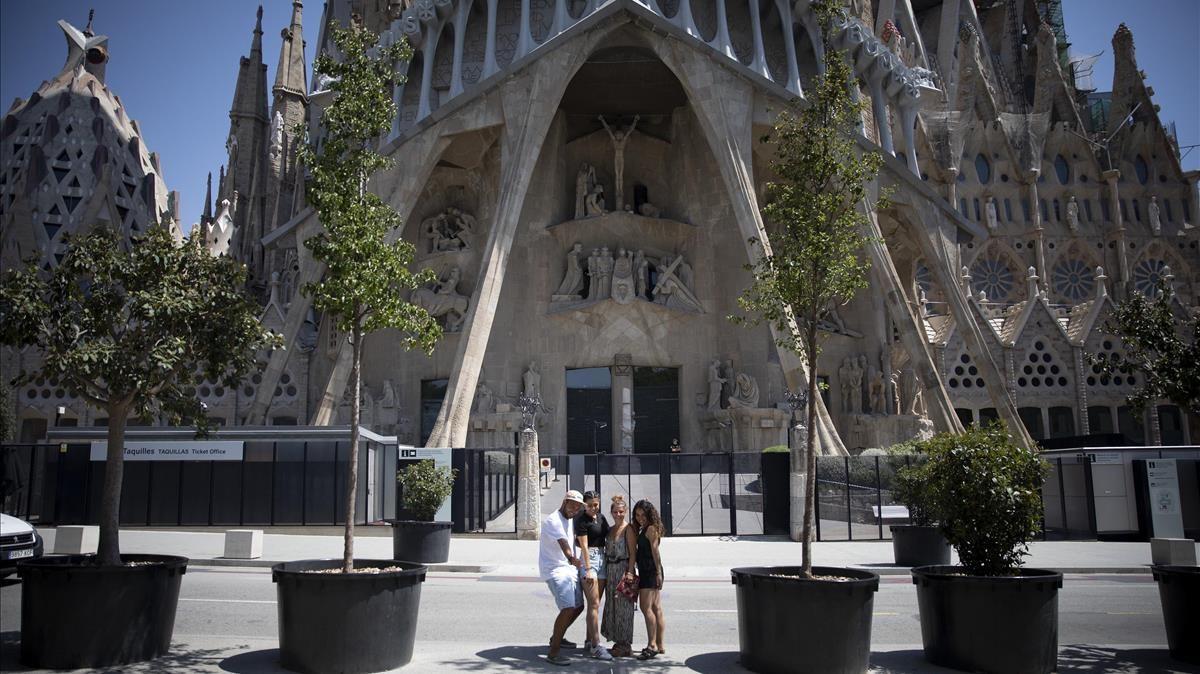 España pierde 61 millones de turistas por el coronavirus hasta noviembre. En la foto, visitantes a la Sagrada Família en Barcelona, el pasado mes de julio.