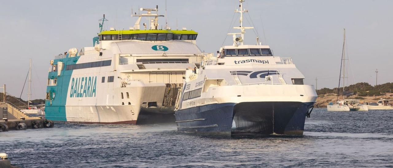 Dos barcos de línea regular entran en el puerto de la Savina, Formentera.