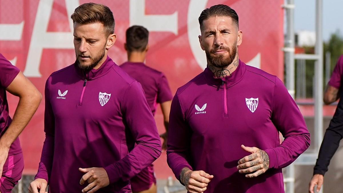 Sergio Ramos, junto a Rakitic en un entrenamiento